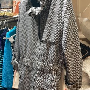 Super cute checkered jacket, elastic waist, rolled sleeves and pockets! Like new